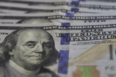 Dólar cai abaixo de R$ 5 após dois anos e Ibovespa bate novo recorde histórico